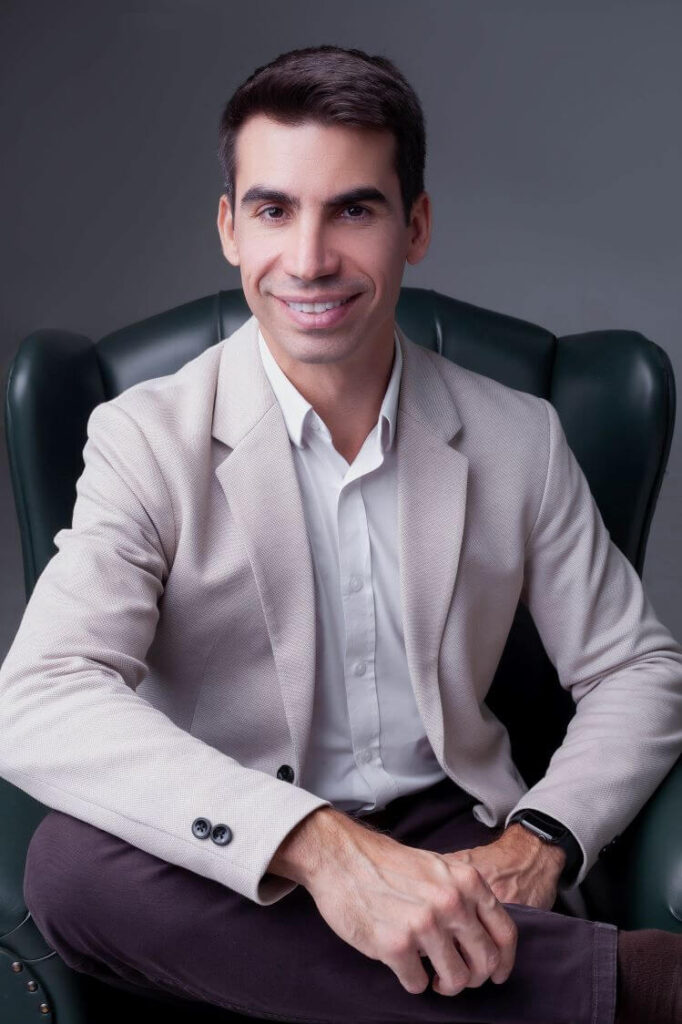 Dr. Flávio Goes em consulta psiquiátrica especializada para diagnóstico e manejo de TDAH e transtorno bipolar.